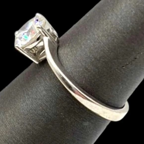 Sterling Silver Solitaire Ring w Clear Faceted Stone. Size 6 - Picture 2 of 11
